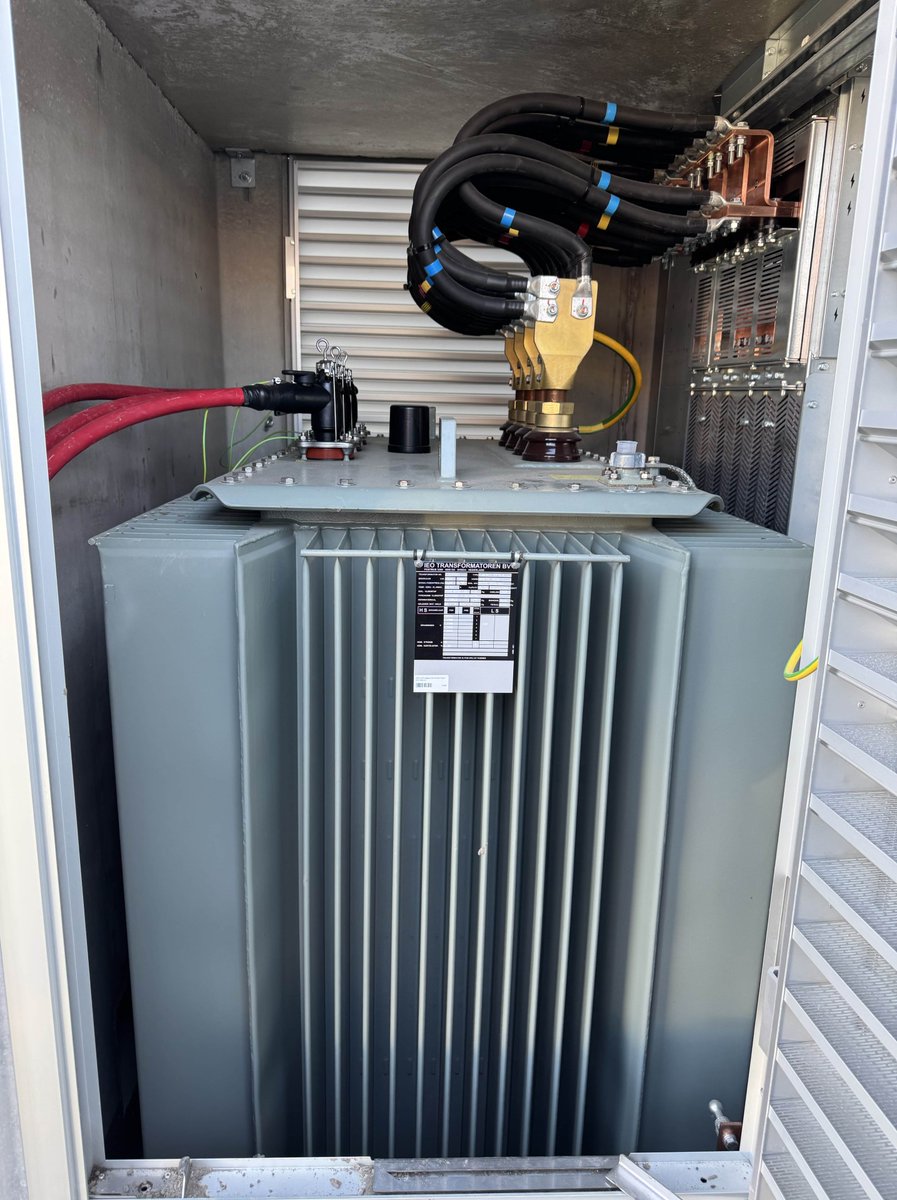 🚧 Milestone Update from DFDC The Hague 🚧
We’ve officially brought the first 1.75 MW of new power capacity online as part of our 3.5 MW expansion! Read more on our blog at dfdc.io/blog/175mw-pow…

 #DFDC #TheHague #Colocation #CarrierNeutral #ManagedColocation