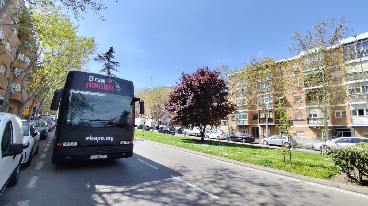 hazteoir's tweet photo. Más imágenes del #CapoBus dando vueltas por Madrid. Repetimos: se nota en el ambiente que hoy es un día diferente.

El informe de la UCO ha levantado el ánimo de los españoles, que ven que #LaRosaNostra🥀 está a punto de caer.