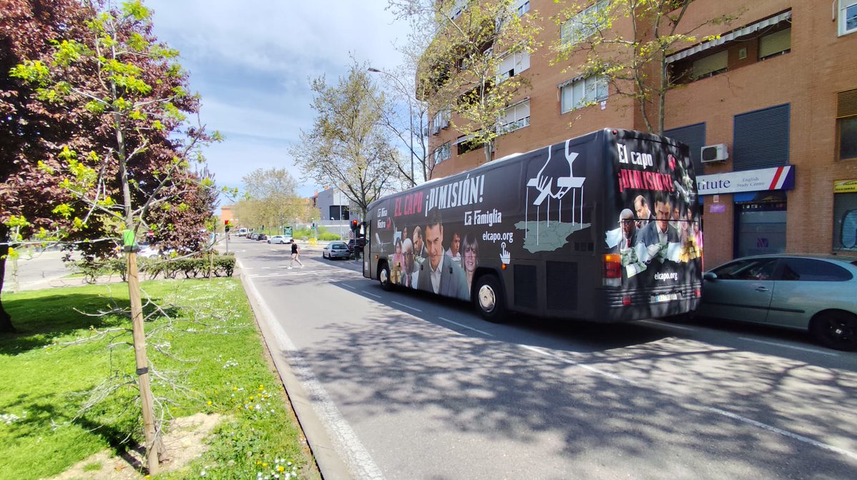 hazteoir's tweet photo. Más imágenes del #CapoBus dando vueltas por Madrid. Repetimos: se nota en el ambiente que hoy es un día diferente.

El informe de la UCO ha levantado el ánimo de los españoles, que ven que #LaRosaNostra🥀 está a punto de caer.