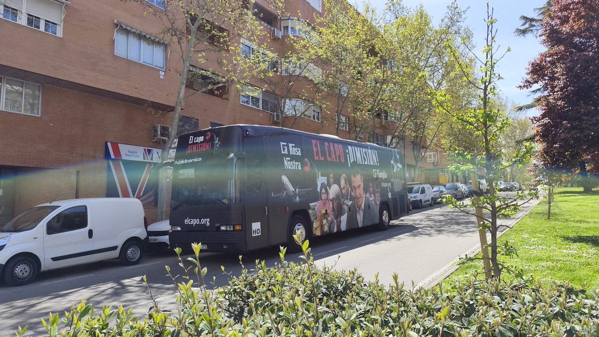 hazteoir's tweet photo. Más imágenes del #CapoBus dando vueltas por Madrid. Repetimos: se nota en el ambiente que hoy es un día diferente.

El informe de la UCO ha levantado el ánimo de los españoles, que ven que #LaRosaNostra🥀 está a punto de caer.