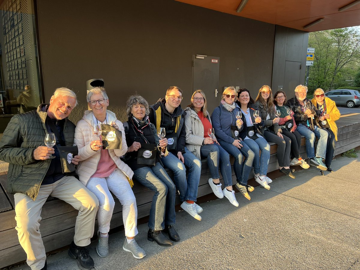 Jungbusch Walk &amp; Wine, ein Kiez Spaziergang mit Wein 🍷⚓️😍 an einem herrlich, sonnigen Abend im April mit einer fantastischen Gruppe. Danke euch 🤩  Es gibt noch 2 Tickets am Di 15.04. 
#frauriesling #weinseminare #jungbusch #walkandwine