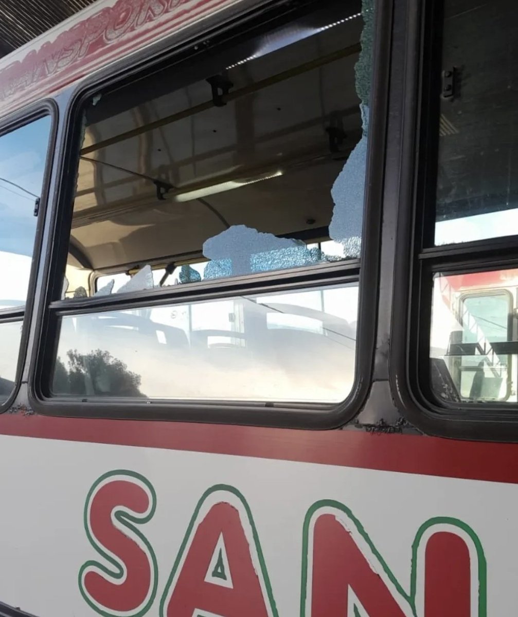 TomasDellElce's tweet photo. Ya son 15 los colectivos que vandalizaron en Bahía Blanca por no adherirse al #ParoNacional #ParoGeneral

No son sindicalistas, son mafiosos y los quiero en cana a todos. 

Esta ciudad es un quilombo. En el medio y como siempre recibiendo el cachetazo, los bahienses. https://t.co/NNpaG3bfcA
