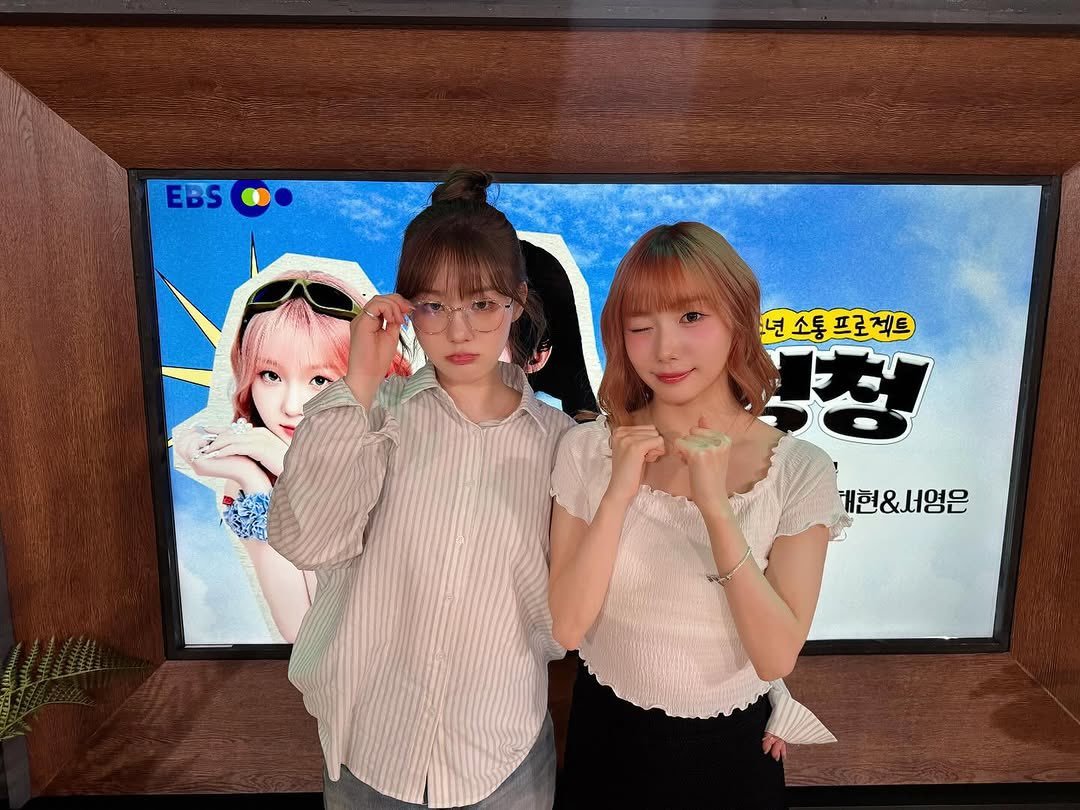 chaeromedia's tweet photo. [📻] 240410 EBS FM 'Listen' Radio 

🍀 DJ #ChaeD &amp; #YoungD 🎙
𝐓𝐡𝐮. Invited to 'Listen'
※ @_AMPERSANDONE_ 
🔗 : https://t.co/67lbftDmzS

#채디영디와_함께한_경청
#DJYoungChae_on_EBSListen  
#CHAEHYUN #김채현 #チェヒョン https://t.co/ZMMPY1sZF1