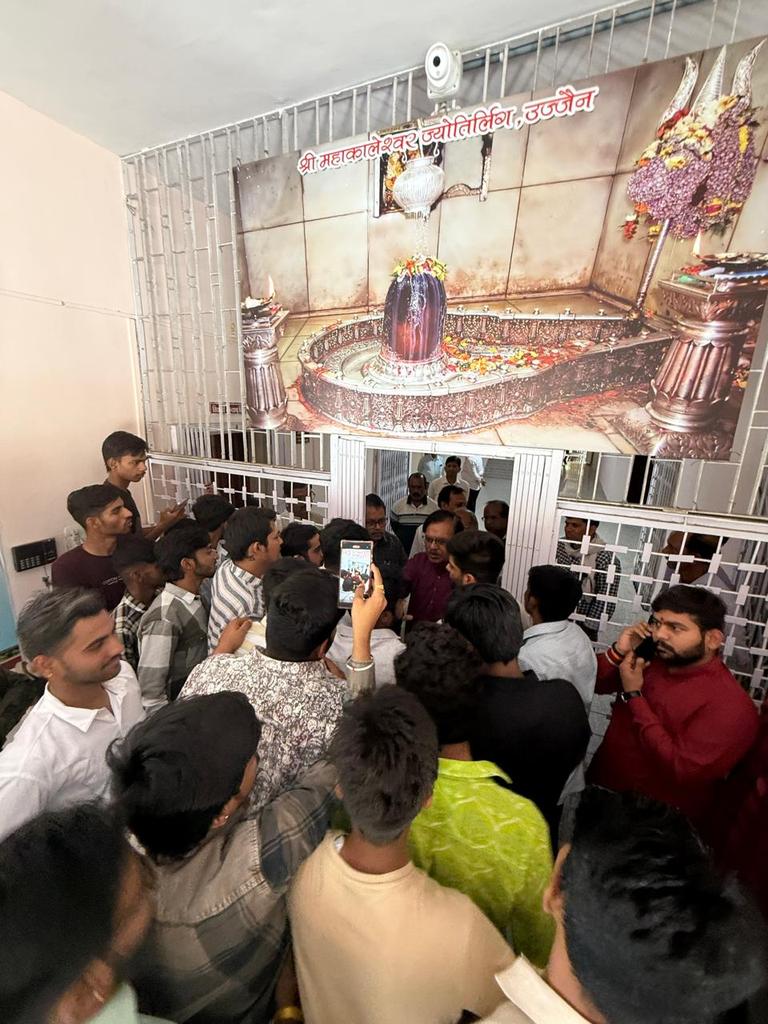 उज्जैन महानगर के विक्रम विश्वविद्यालय की प्रतिभाशाली छात्रा खिलाड़ियों के जिला तथा संभाग स्तरीय मल्लखंब प्रतियोगिता के चयन में गंभीर गड़बड़ी करने वाले क्रीड़ा अधिकारी पर कठोर कार्यवाही हेतु कुलगुरु को प्रदर्शन कर ज्ञापन सौपा
