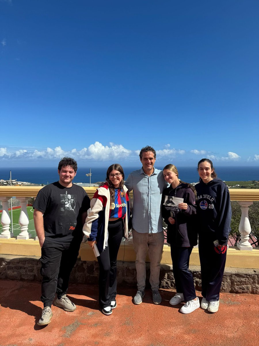 Visita de Germán Delibes Caballero, profesor de Ed. primaria y nieto del escritor, al colegio internacional Arenas Atlántico de Arucas, en Gran Canaria para impartir una charla a los alumnos de 2º de Bachillerato.