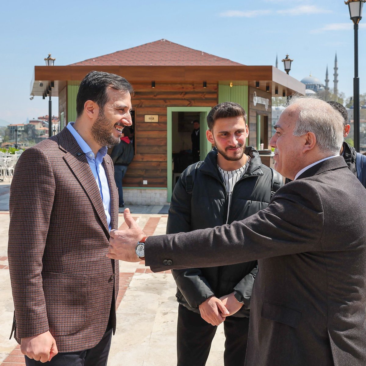 Tarihi Yarımada, Fatih’teyiz. Belediye Başkanımız Sn. <a href="/MErgun_Turan/">M. Ergün TURAN</a>‘ın ev sahipliğinde, güneşli havanın keyfini çıkaran vatandaşlarımızla selamlaşıyoruz.

📍Zeyrek Hâne