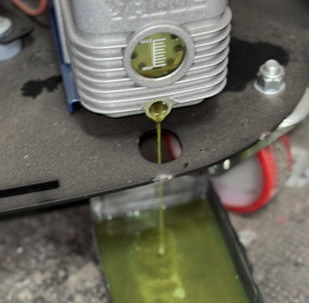 AutoVilber's tweet photo. ❄️ Mantenimiento técnico a una Texa KONFORT 705R: filtro deshidratador, orificio fijo, filtro y aceite de la bomba de vacío. Calibramos báscula para precisión. ¡Confía en nosotros! 🔧🚗 #Climatización (imágenes: Raúl Navarro) https://t.co/F1RTo7ZWMd
