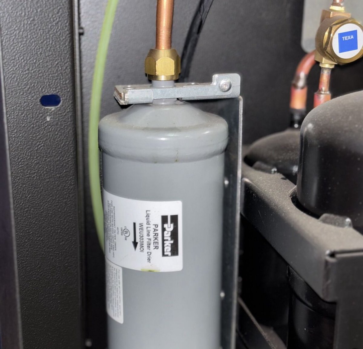 AutoVilber's tweet photo. ❄️ Mantenimiento técnico a una Texa KONFORT 705R: filtro deshidratador, orificio fijo, filtro y aceite de la bomba de vacío. Calibramos báscula para precisión. ¡Confía en nosotros! 🔧🚗 #Climatización (imágenes: Raúl Navarro) https://t.co/F1RTo7ZWMd