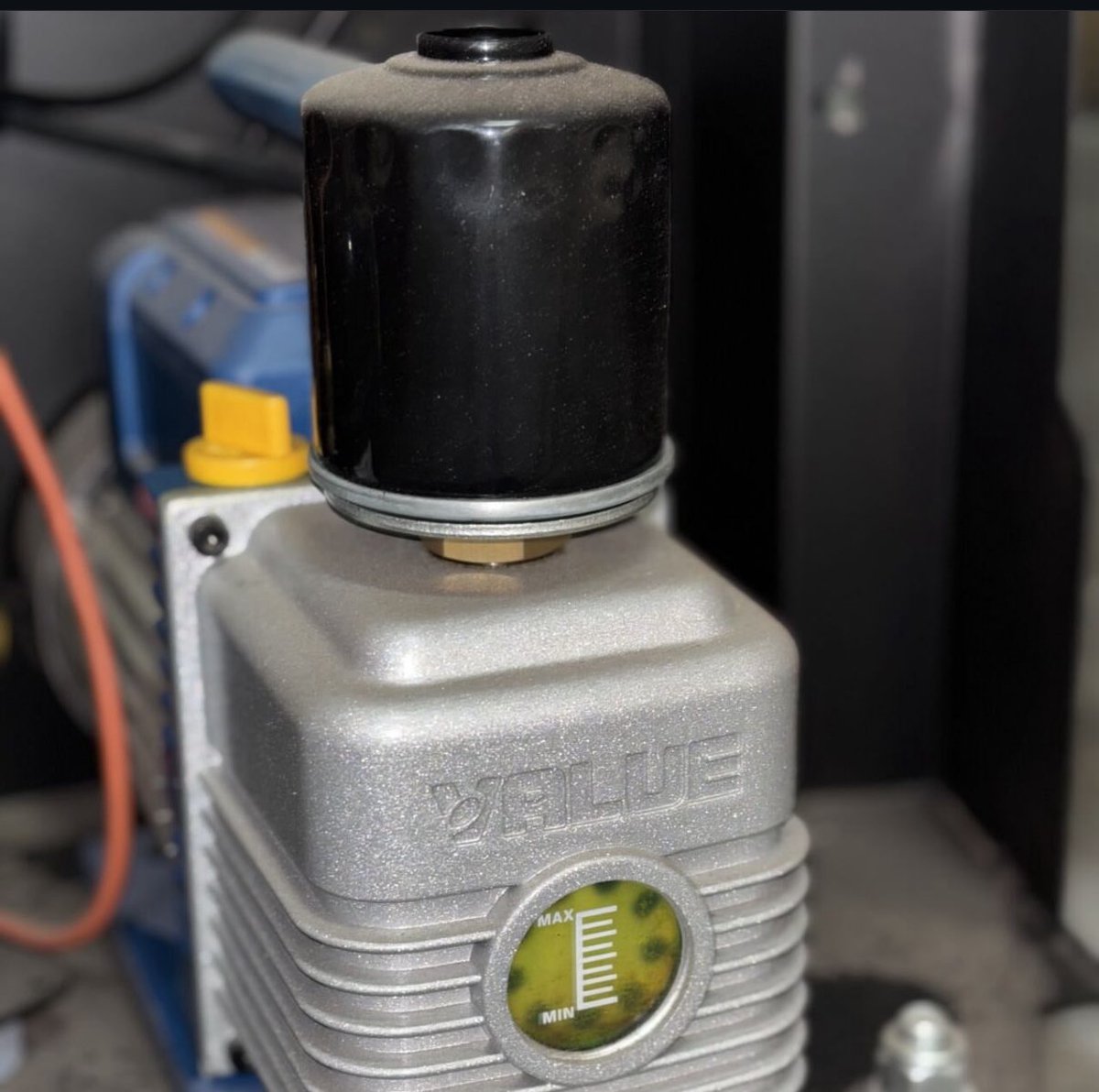AutoVilber's tweet photo. ❄️ Mantenimiento técnico a una Texa KONFORT 705R: filtro deshidratador, orificio fijo, filtro y aceite de la bomba de vacío. Calibramos báscula para precisión. ¡Confía en nosotros! 🔧🚗 #Climatización (imágenes: Raúl Navarro) https://t.co/F1RTo7ZWMd