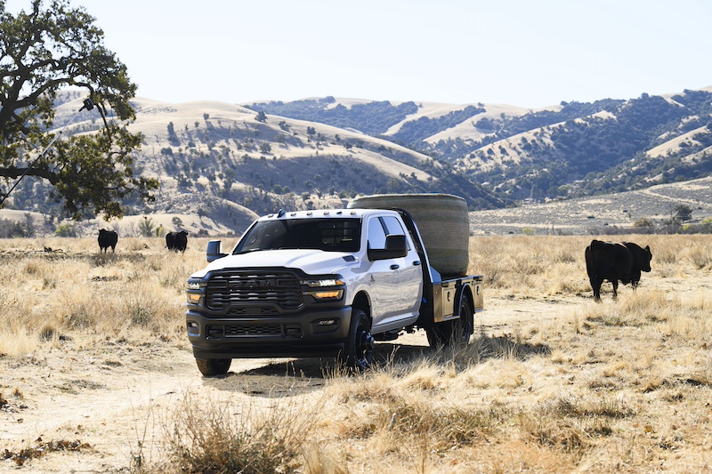 StellantisNAEsp's tweet photo. Las nuevas @RamTrucks Chassis Cab 2025 están diseñadas para trabajar al máximo de su capacidad gracias a dos opciones mecánicas: un 6.4L HEMI® V-8 con 375 HP y 429 lb.-ft. de torque, o el nuevo 6.7L Cummins Turbo Diesel, que ahora entrega 360 HP y 800 lb.-ft. de torque. #MundoRam https://t.co/cMbI84KkMb