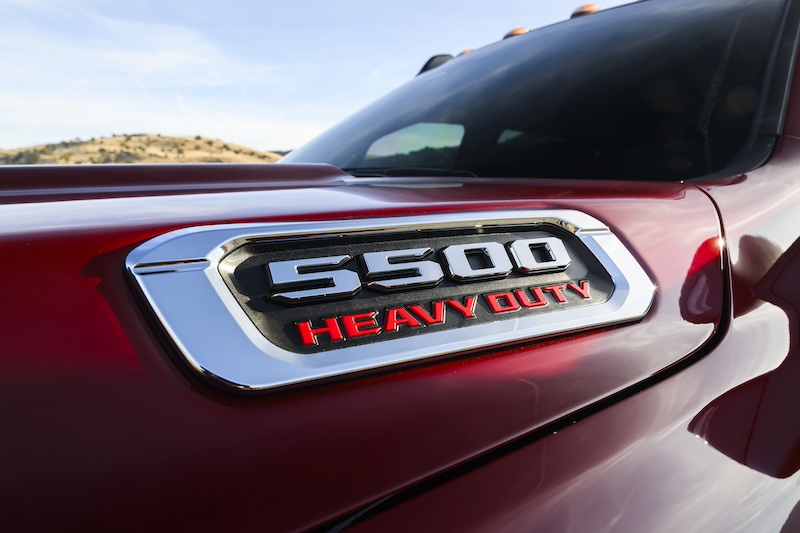StellantisNAEsp's tweet photo. Las nuevas @RamTrucks Chassis Cab 2025 están diseñadas para trabajar al máximo de su capacidad gracias a dos opciones mecánicas: un 6.4L HEMI® V-8 con 375 HP y 429 lb.-ft. de torque, o el nuevo 6.7L Cummins Turbo Diesel, que ahora entrega 360 HP y 800 lb.-ft. de torque. #MundoRam https://t.co/cMbI84KkMb