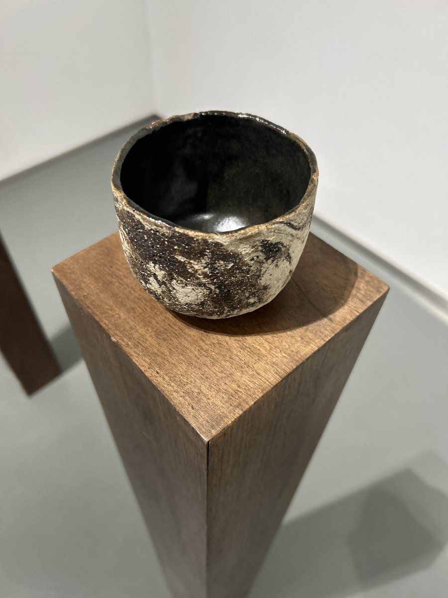 Nicky_Meng_'s tweet photo. HdM画廊和Luohan Tang 于2025年4月9日至5月10日举办艺术家阿兰·韦尔尼（Alain Vernis）首次个展《黑》。本次展览展出十余件陶碗作品，聚焦艺术家多年来对陶艺的探索与悟道。阿兰·韦尔尼的作品以陶碗为主，自1985年在上莫尔旺（Haut-Morvan）成立自己的工作室后，
#陶瓷 #艺术 #展览 #艺术家 #art https://t.co/AZP5T7ZLZF