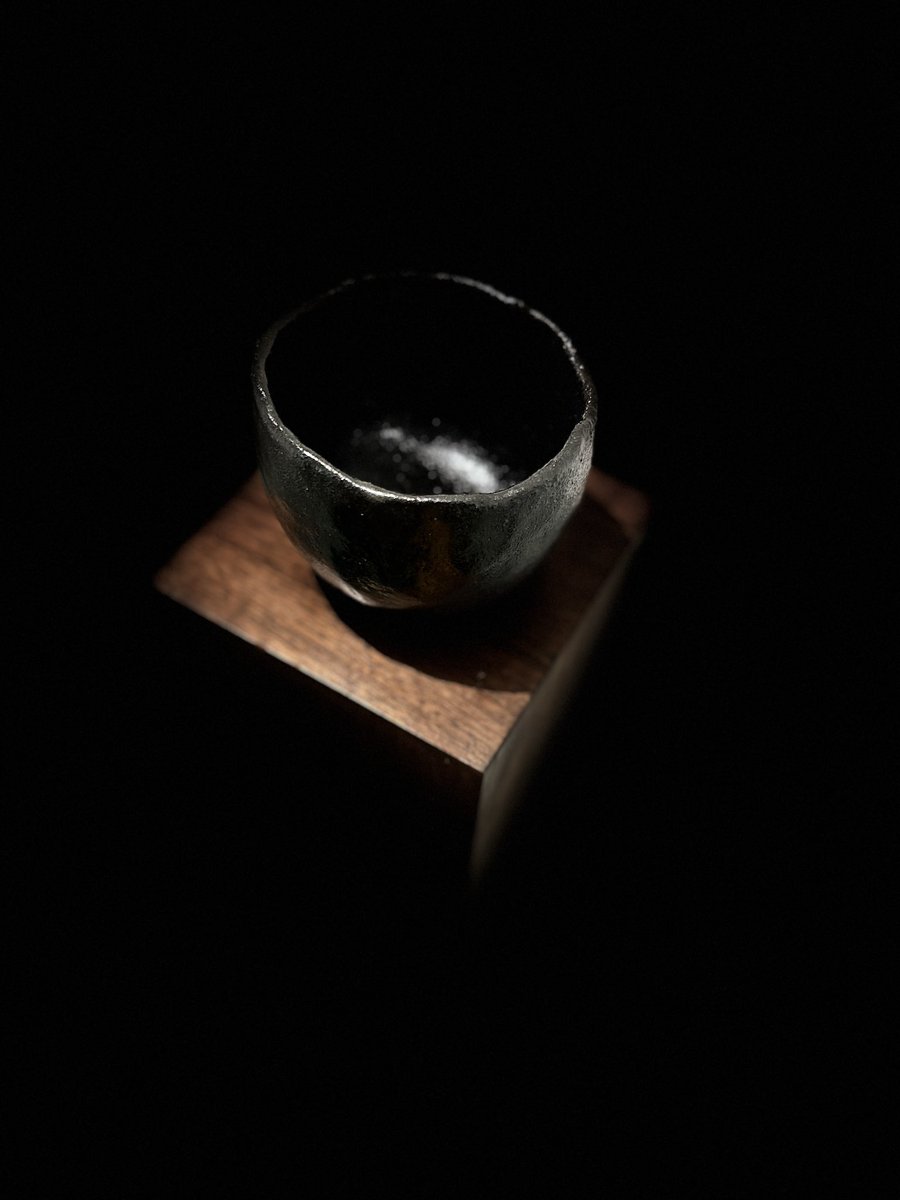 Nicky_Meng_'s tweet photo. HdM画廊和Luohan Tang 于2025年4月9日至5月10日举办艺术家阿兰·韦尔尼（Alain Vernis）首次个展《黑》。本次展览展出十余件陶碗作品，聚焦艺术家多年来对陶艺的探索与悟道。阿兰·韦尔尼的作品以陶碗为主，自1985年在上莫尔旺（Haut-Morvan）成立自己的工作室后，
#陶瓷 #艺术 #展览 #艺术家 #art https://t.co/AZP5T7ZLZF