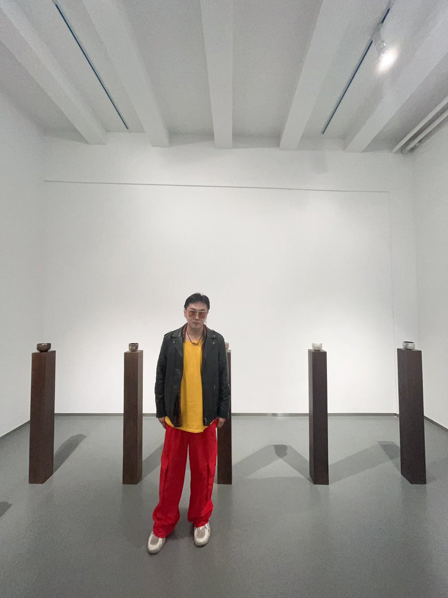 Nicky_Meng_'s tweet photo. HdM画廊和Luohan Tang 于2025年4月9日至5月10日举办艺术家阿兰·韦尔尼（Alain Vernis）首次个展《黑》。本次展览展出十余件陶碗作品，聚焦艺术家多年来对陶艺的探索与悟道。阿兰·韦尔尼的作品以陶碗为主，自1985年在上莫尔旺（Haut-Morvan）成立自己的工作室后，
#陶瓷 #艺术 #展览 #艺术家 #art https://t.co/AZP5T7ZLZF