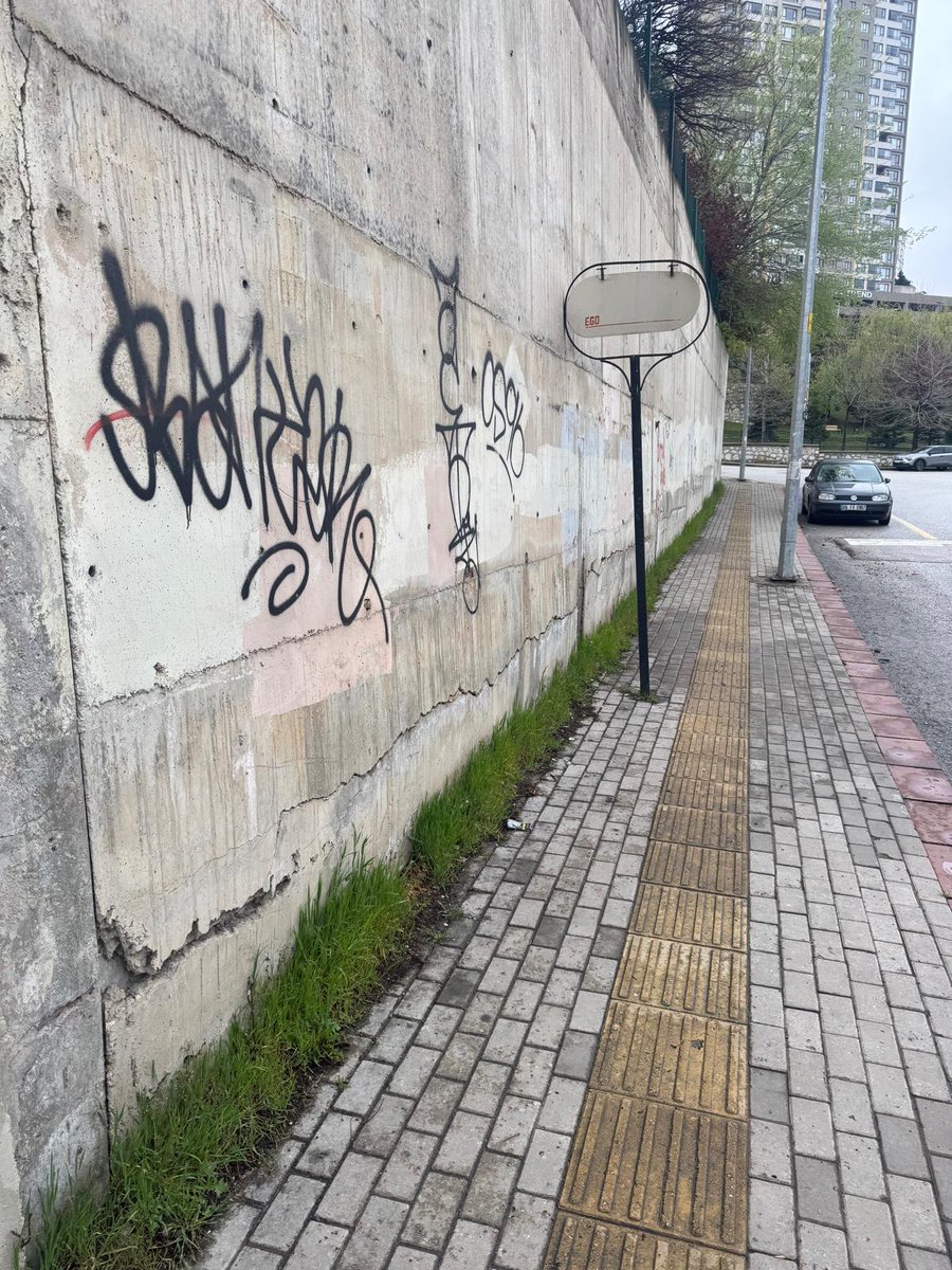 10urKalkan's tweet photo. @KeciorenMEM @Yasarturk6155 iyi günler Mehmet Akif Ersoy İLKOKULU önündeki cevre duvarında ciddi bozulmalar mevcut. Insaat mühendisiyim bahçedeki ağaçlar büyüdükçe daha riskli hale gelecektir. Gerekli inceleme ve iyileştirme yapılması gerektiğini düşünüyorum. https://t.co/nwHdQY8Biw