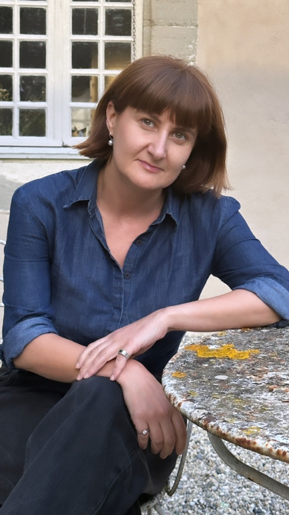 Ana Maria Sandu ține din nou atelier adresat celor care vor să scrie literatură pentru copii.
„Fiecare poveste rămîne într-un fel cu mine, pentru că trecem prin nenumărate etape. Trăiesc o vreme cu ele în casă.”
revistadepovestiri.ro/ana-maria-sand…