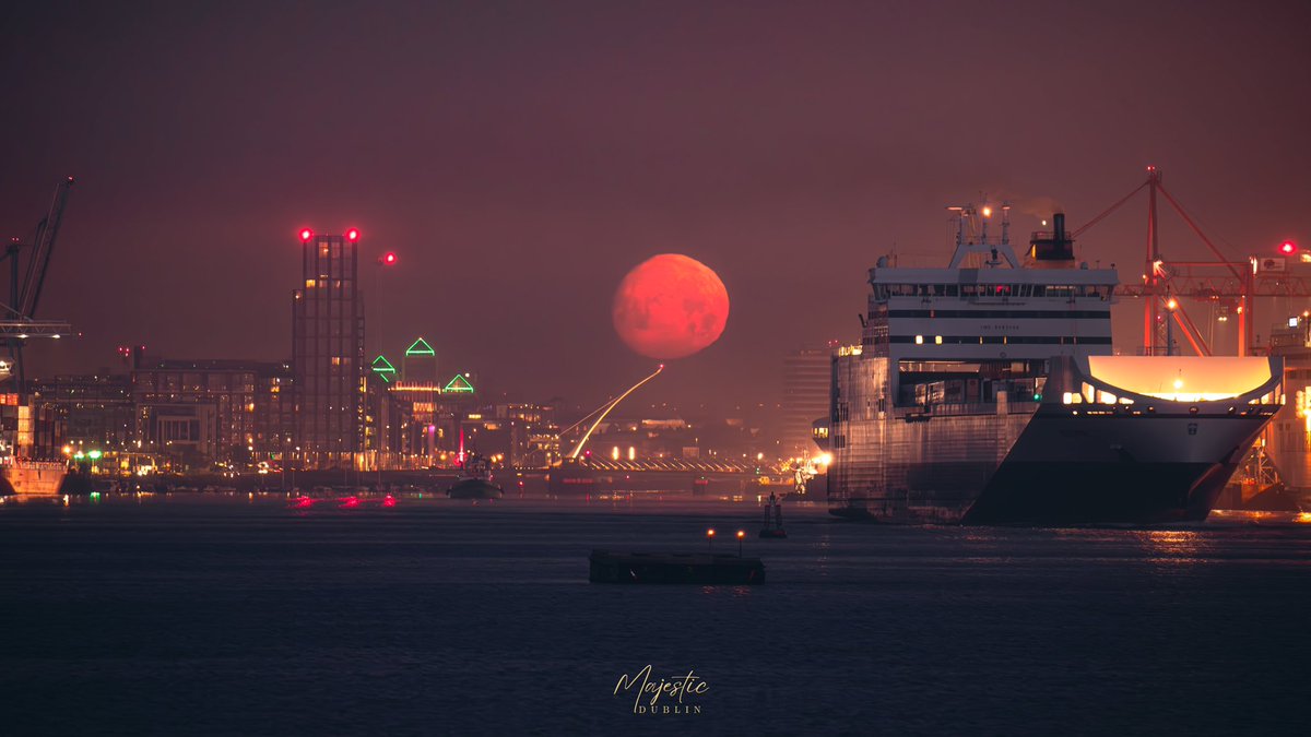 majestic_dublin's tweet photo. Moonset over the heart of Dublin City 🌃 
#Dublin #moonset #ireland #irish #moon https://t.co/oWTvnm6zW5