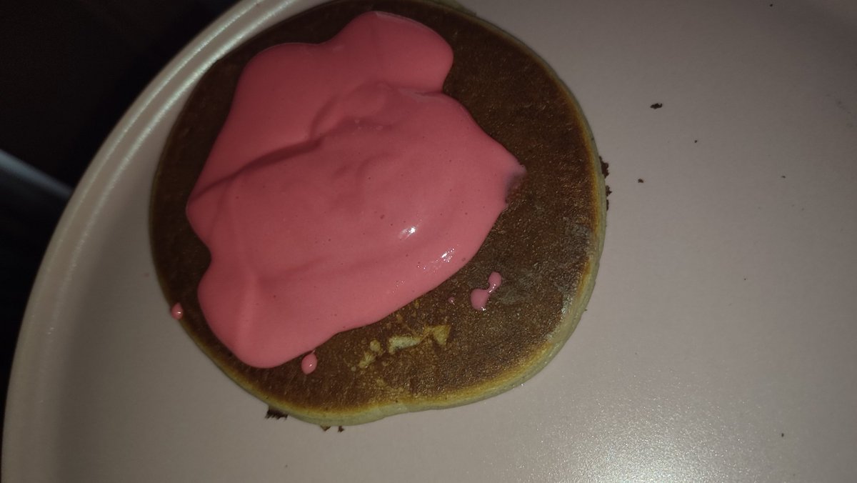 stalymaxina's tweet photo. pancake + pembe şey https://t.co/aOrESqZN8y