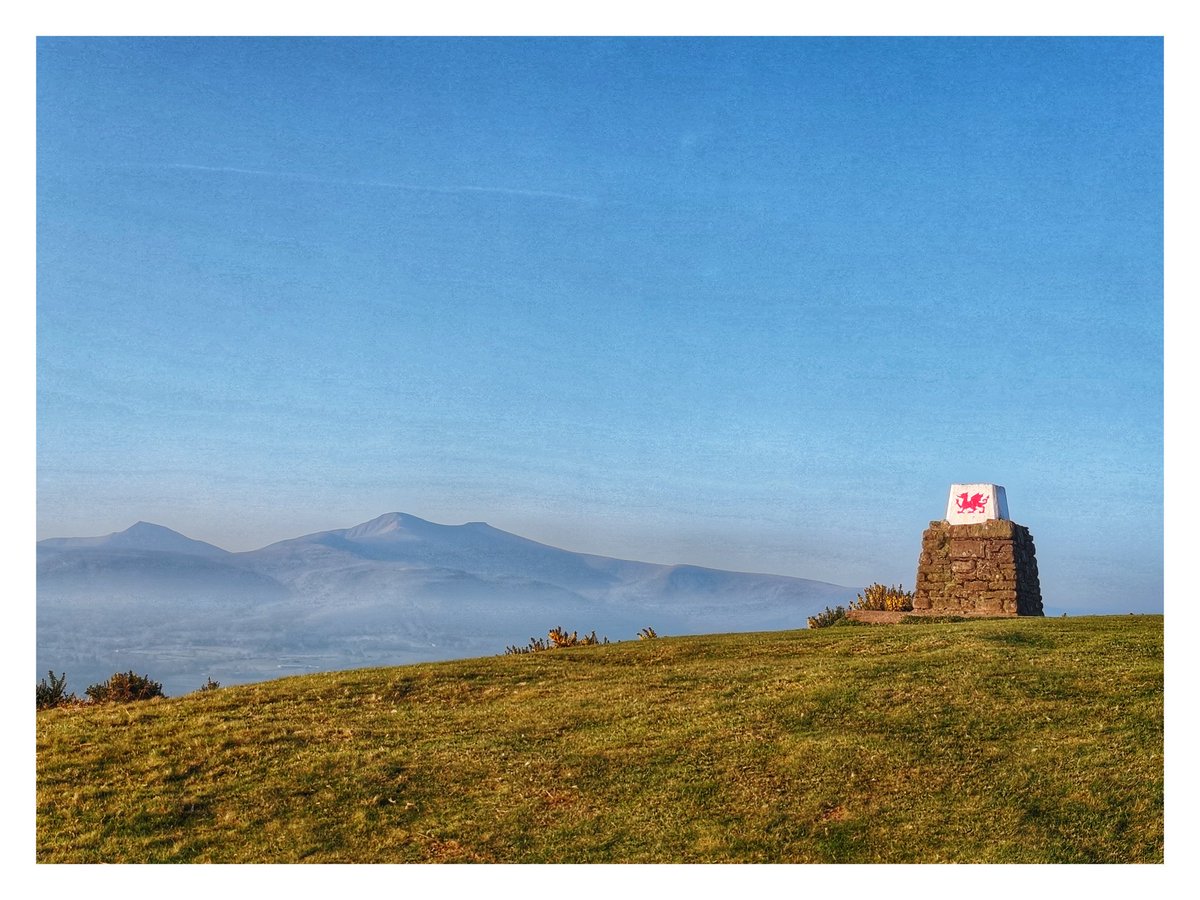 smoggiewalks's tweet photo. Pen y Crug trigpoint #bannaubrycheiniog #breconbeacons #getoutside #bordercollie #prescriptionnature #brecon #postnightshift
@DerekTheWeather @OrdnanceSurvey @VisitBrecon @TrigThursday https://t.co/TvMOi6Qelz