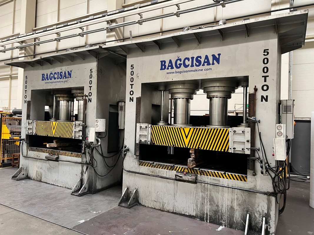 500 Ton Sıvama Pres Bagcısan Marka

Tabla 2100 x1500mm
Ara 1000 mm
Koç Strok 900 mm
Pot Strok 200 mm

MG Takım Tezgahları Makina San.Tic.Ltd.Şti
2. El ve Sıfır Makina Alım-Satımı

Diğer Makinelerimize Bakmak İçin:
mggrup.net
info@mggrup.net