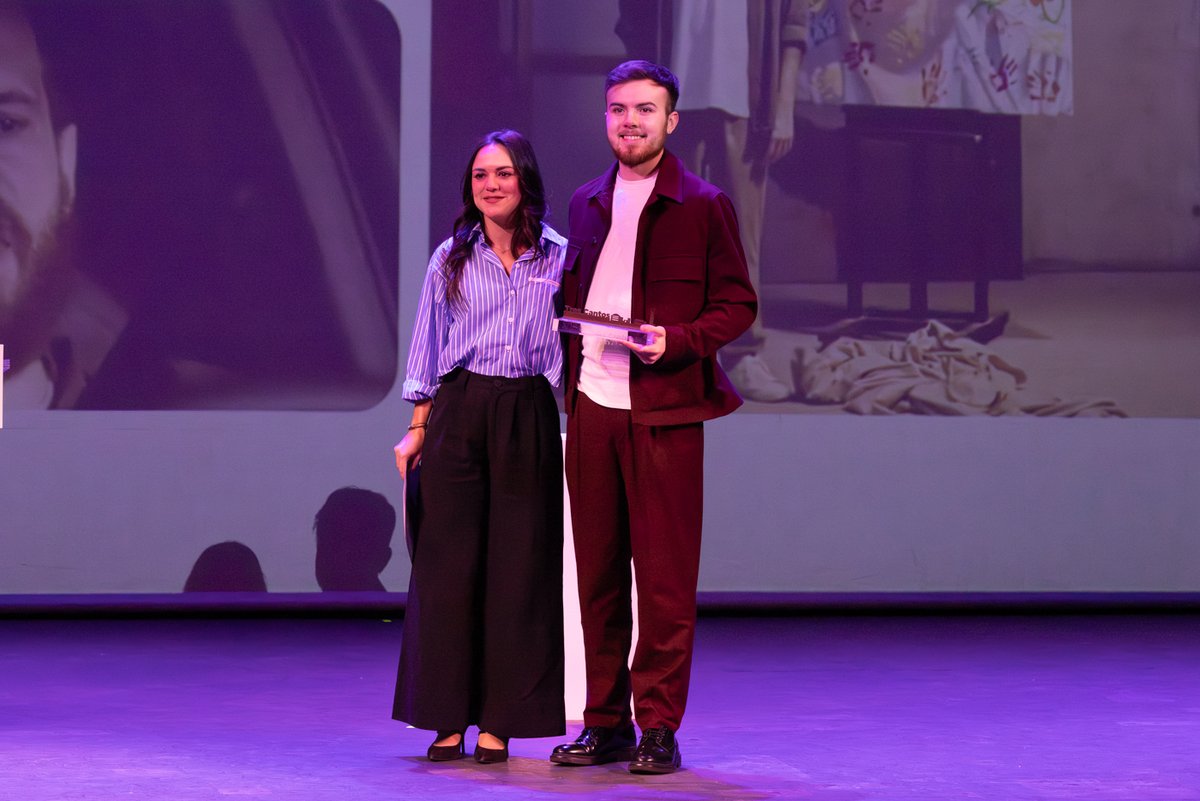 AlePereiraSoto's tweet photo. El pasado sábado tuve el placer de asistir a la gala de clausura del IV Certamen de Cine Corto de Tres Cantos; un evento que impulsa el cortometraje nacional. Para mi sorpresa, el jurado del certamen tuvo a bien otorgarme el reconocimiento a Mejor Guion por Huir. 
¡Gracias! https://t.co/tcg8zt0W73