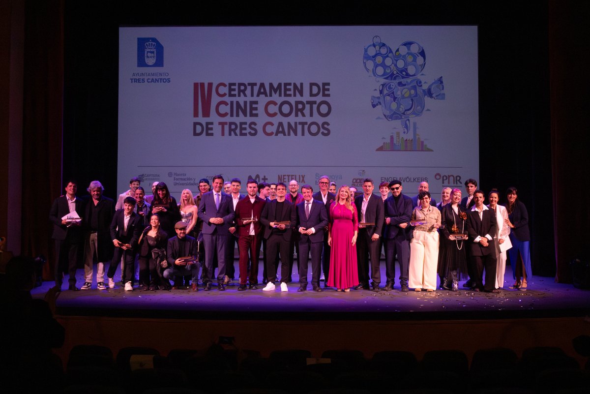 AlePereiraSoto's tweet photo. El pasado sábado tuve el placer de asistir a la gala de clausura del IV Certamen de Cine Corto de Tres Cantos; un evento que impulsa el cortometraje nacional. Para mi sorpresa, el jurado del certamen tuvo a bien otorgarme el reconocimiento a Mejor Guion por Huir. 
¡Gracias! https://t.co/tcg8zt0W73