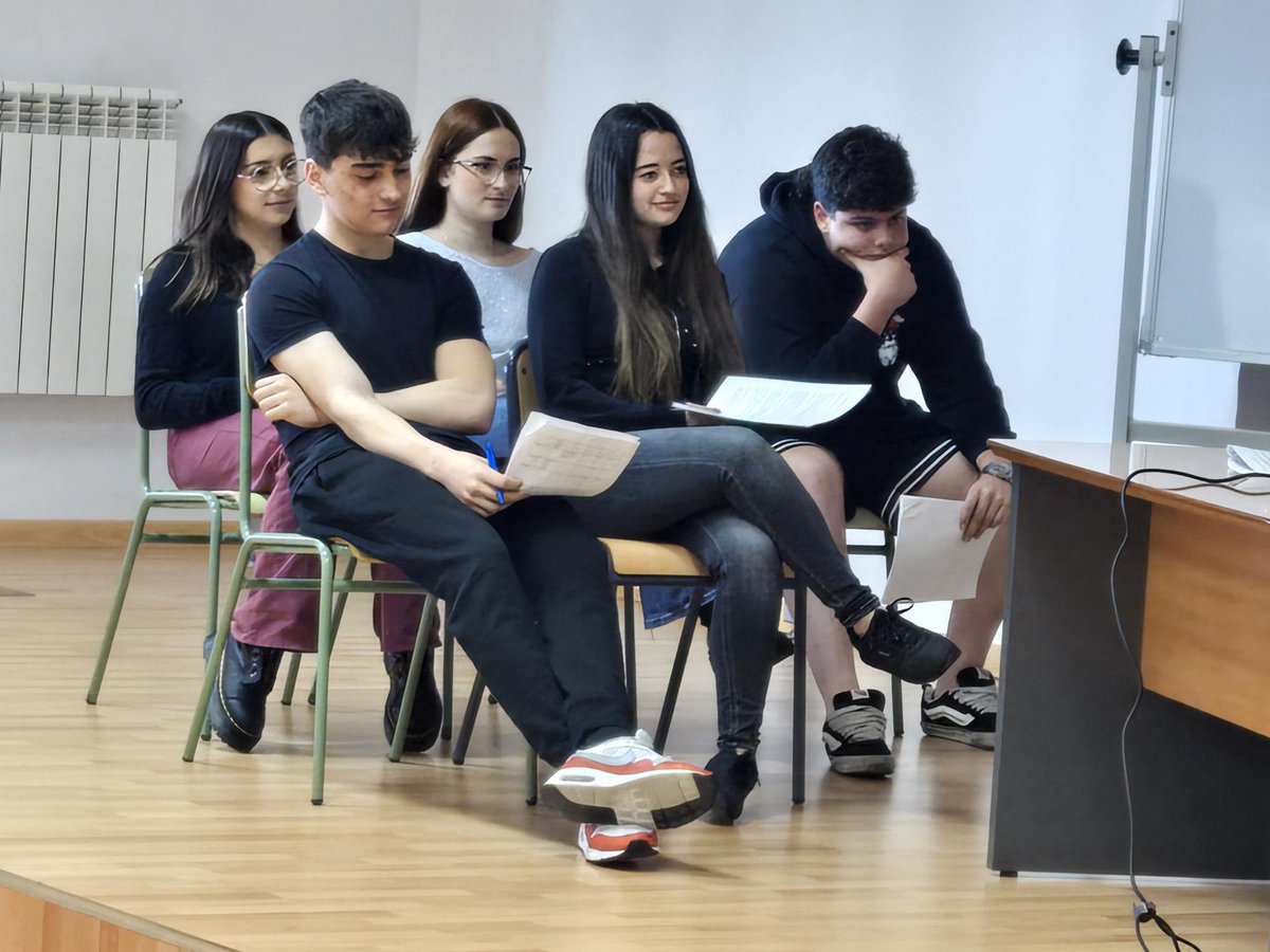 🎭📻 Celebramos el Día del Teatro grabando el programa de radio “Gasolina con capullos” con el IES Roces.

+40 alumn@s de asturiano, autores, actores y la directora Laura Iglesia compartieron voces, arte y emoción. ¡Una experiencia que prestó muchísimo! 👏✨

#GasolinaConCapullos