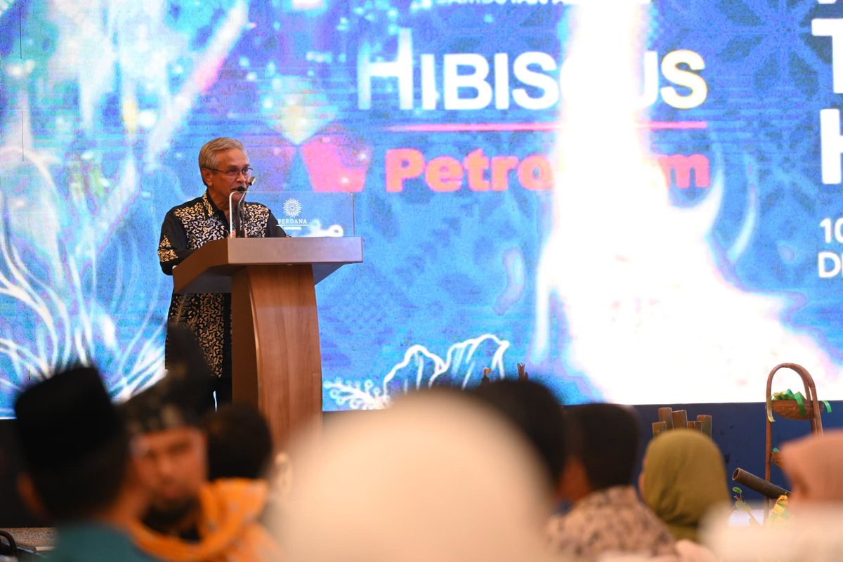 OfficialUMK's tweet photo. HIBISCUS PETROLEUM SALUR GERAN RM130,000.00 BAGI PROGRAM PEMBANGUNAN KAPASITI PENGUSAHA KEROPOK TOK BALI 

Berita penuh di https://t.co/OpCGDs9HSe

#OfficialUMK #UMKinfo #UMKmedia #EntrepreneurshipUniversity #UMK4u #UMK1hati1jiwa #malaysiamadani https://t.co/fkTOqWgD0e