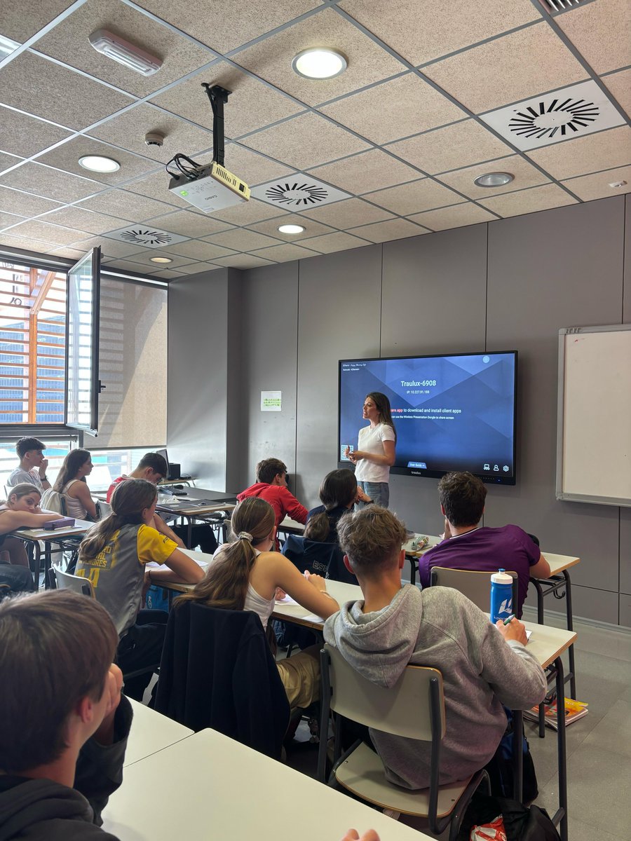 frdelpino's tweet photo. Nuestro #ProgramaInicia sigue recorriendo las aulas acercando el mundo de la empresa y los empresarios a miles de jóvenes, esta vez en el I.E.S. Ortega y Gasset con @iolandarubio de @bit2me
https://t.co/a05vf0YzhE
#ProgramaInicia #iniciavalores https://t.co/RKodgkReVd