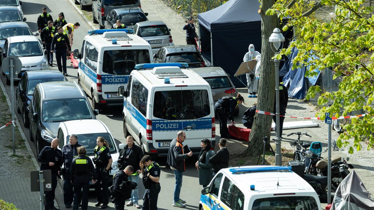 Handwerker erschlagen Macheten-Mann vor Bäckerei to.welt.de/im5q9Oj