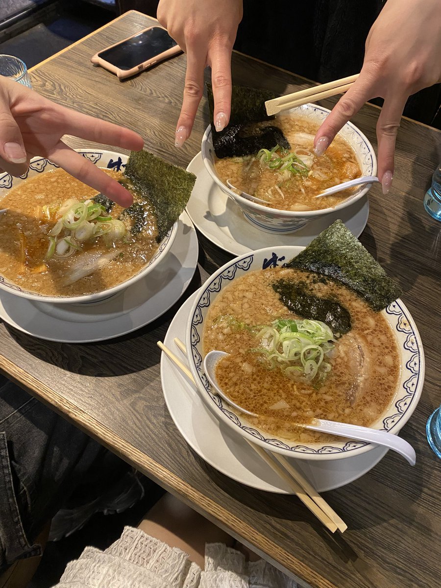 ez21354's tweet photo. 12日13日出勤するのでよろしくお願いします🙇‍♂️

お友達たちとラーメン食べた https://t.co/uPAvEoRxzV