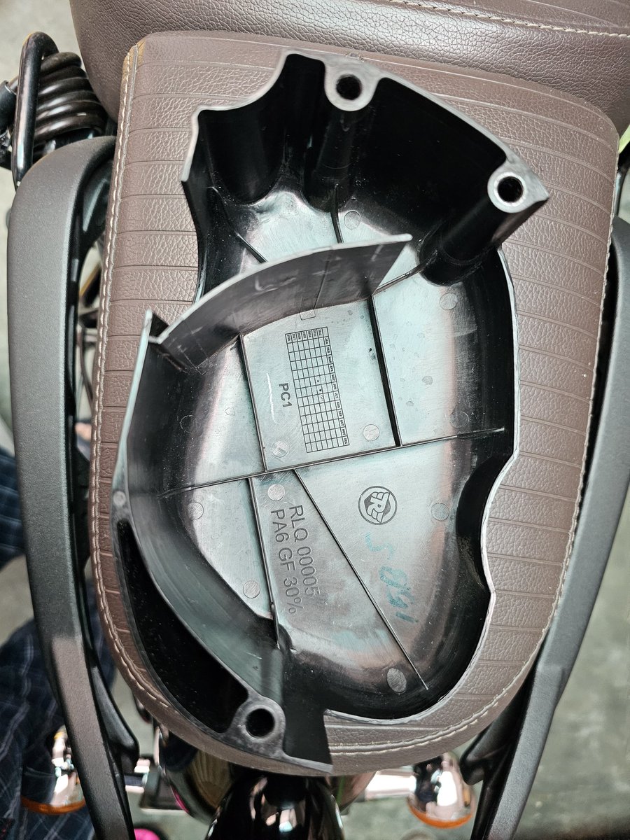 Kk_Jri's tweet photo. Bought Royal @royalenfield 4 premium feel but all I got was plastic royalty! Aluminum sprocket cover started peeling,they closed complaint without asking &amp; replaced it wid cheap plastic one. Even mailed the CEO bt I guess replies r plastic too hollow and disposable. #RoyalEnfield https://t.co/j2RQr05LRH