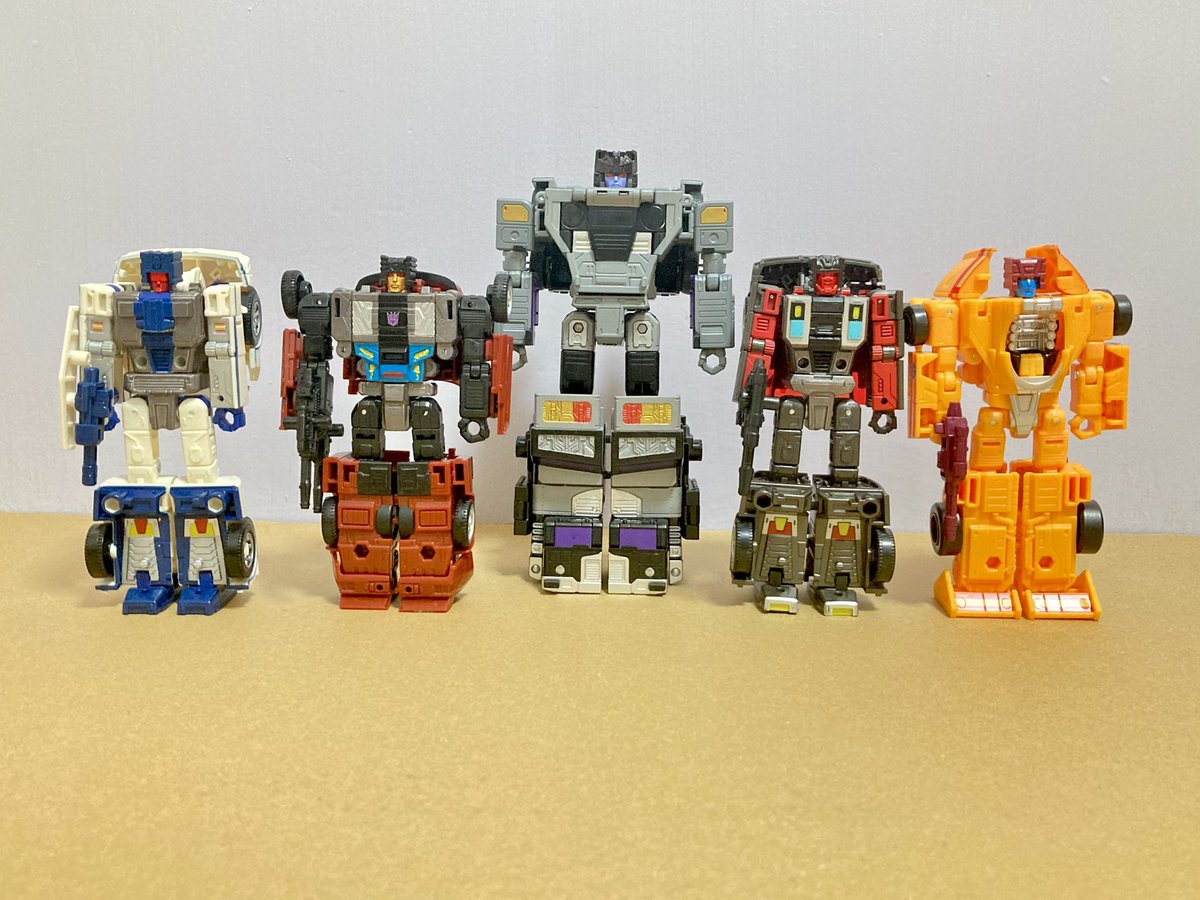 みゅうさん <a href="/l_love_gabrine/">みゅう</a> のヘッドパーツを移植し塗装を追加
レガシー スタンティコンセットをより旧玩具に近くしました

既に持っているレガシーのスタントロン達とは別人という設定で揃えております
両方持ってる人向けにこんな遊び方もあるよという参考です

以下ツリーにて説明いたします