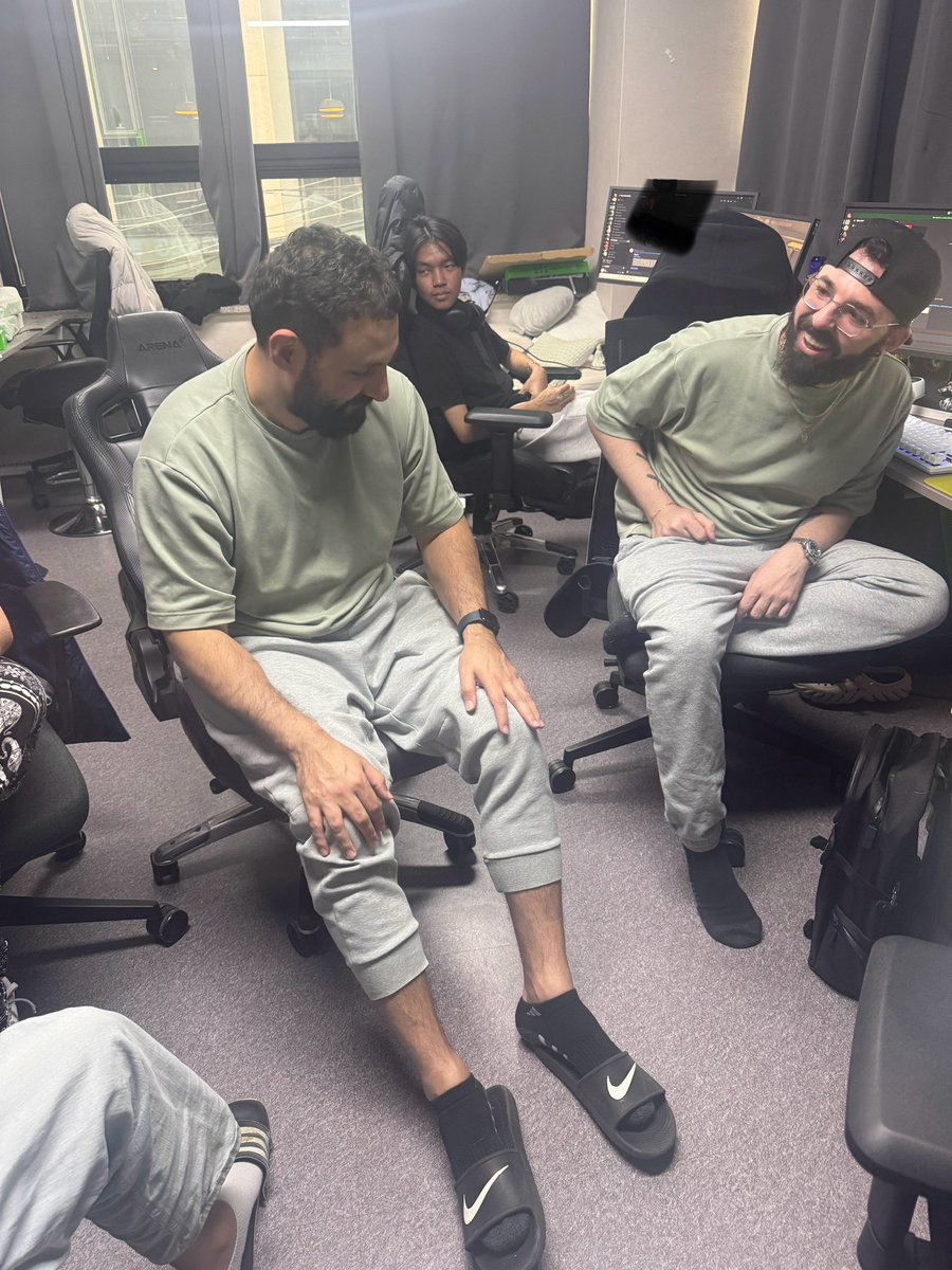 Great minds think alike🤣🤣🤣
These guys didnt even realize until mid day