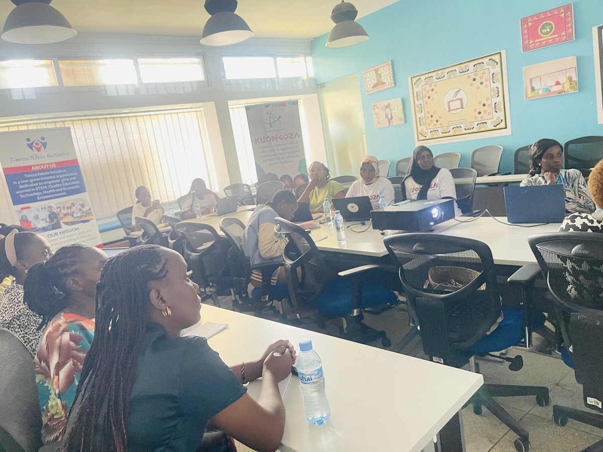 NdotoTimiza's tweet photo. #ProjectKuongozaTz2025 Day 3.  Leo wanawake wajasiriamali wanajifunza Data analytics (Uchanganuzi wa data) na jinsi ya kutumia data kutunza kumbukumbu za kifedha. 

#EmpowerWomenToLead https://t.co/76eRTgeZNd