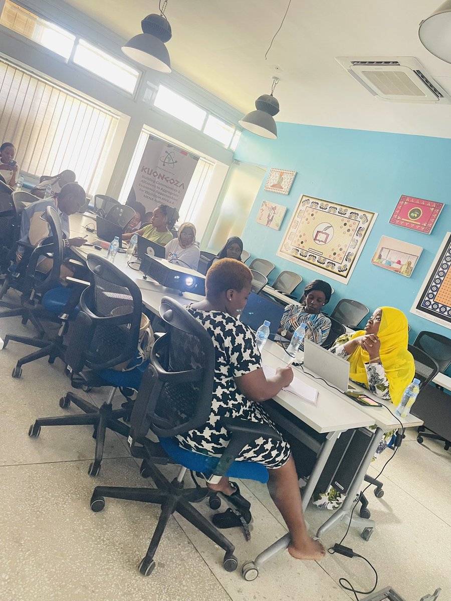 NdotoTimiza's tweet photo. #ProjectKuongozaTz2025 Day 3.  Leo wanawake wajasiriamali wanajifunza Data analytics (Uchanganuzi wa data) na jinsi ya kutumia data kutunza kumbukumbu za kifedha. 

#EmpowerWomenToLead https://t.co/76eRTgeZNd