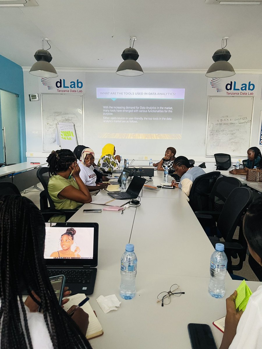 NdotoTimiza's tweet photo. #ProjectKuongozaTz2025 Day 3.  Leo wanawake wajasiriamali wanajifunza Data analytics (Uchanganuzi wa data) na jinsi ya kutumia data kutunza kumbukumbu za kifedha. 

#EmpowerWomenToLead https://t.co/76eRTgeZNd