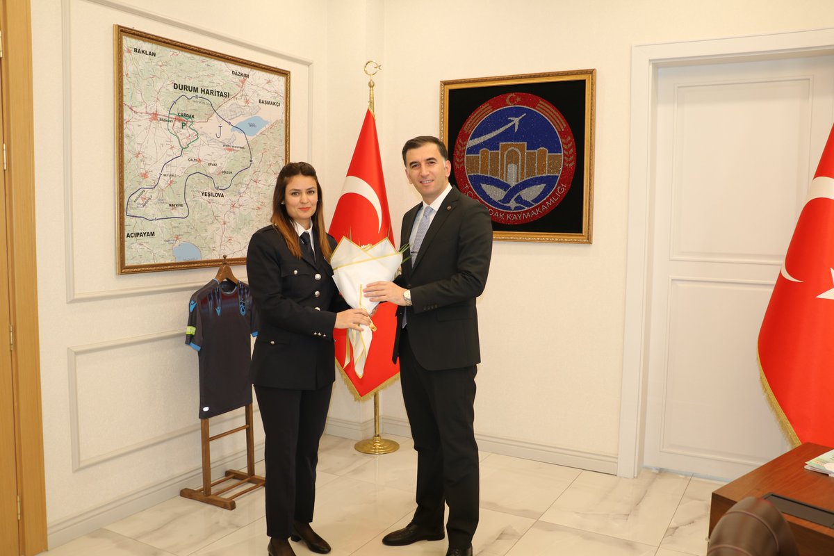 CardakKaymakami's tweet photo. Emniyet Teşkilatının 180. Kuruluş Yılı kapsamında İlçe Emniyet Amiri Feyzullah OKŞAŞ, Havalimanı Şube Müdür Vekili Salih BEGDEDA, İlçe Bölge Trafik Amiri Celal KARABULUT ve Polis Memurları, Kaymakamımız Sn. Levent KÜÇÜK’ü makamında ziyaret ederek çiçek takdim etti. https://t.co/q5AA4FkcNw