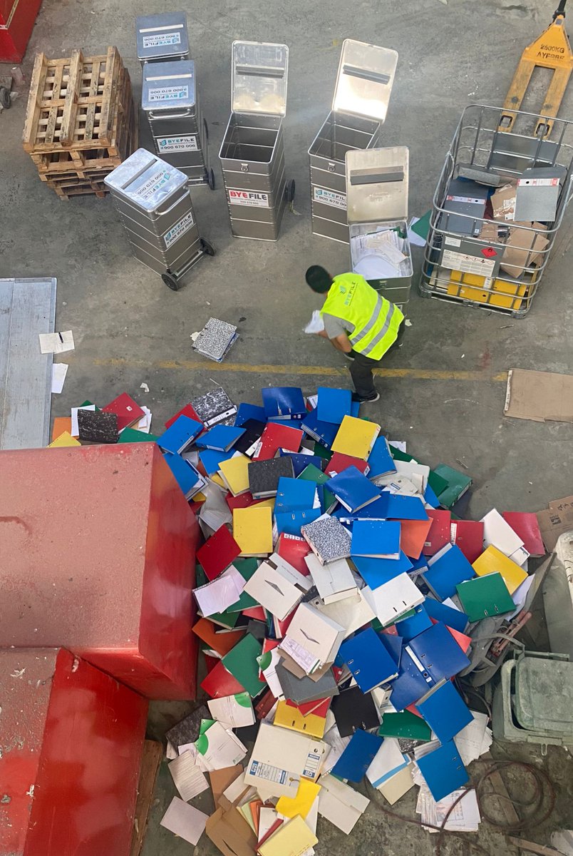 🤔¿Tu oficina tiene más documentos que el Archivo Nacional? En <a href="/Byefile/">ByeFile</a> te ayudamos a transformar el caos documental en tranquilidad.  Ya sea con #CustodiaDocumental, #digitalización o #DestrucciónCertificada, cada proceso está diseñado para proteger tus datos. 

📞 900 670 006