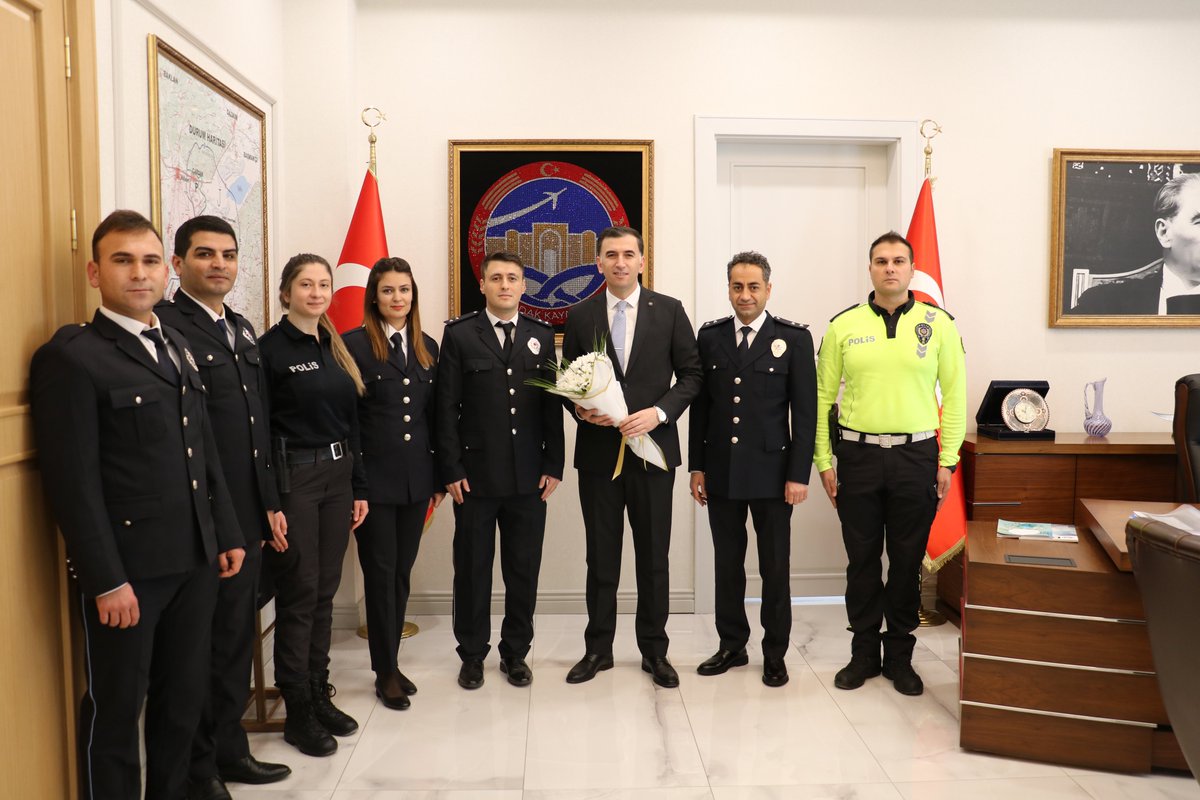 CardakKaymakami's tweet photo. Emniyet Teşkilatının 180. Kuruluş Yılı kapsamında İlçe Emniyet Amiri Feyzullah OKŞAŞ, Havalimanı Şube Müdür Vekili Salih BEGDEDA, İlçe Bölge Trafik Amiri Celal KARABULUT ve Polis Memurları, Kaymakamımız Sn. Levent KÜÇÜK’ü makamında ziyaret ederek çiçek takdim etti. https://t.co/q5AA4FkcNw