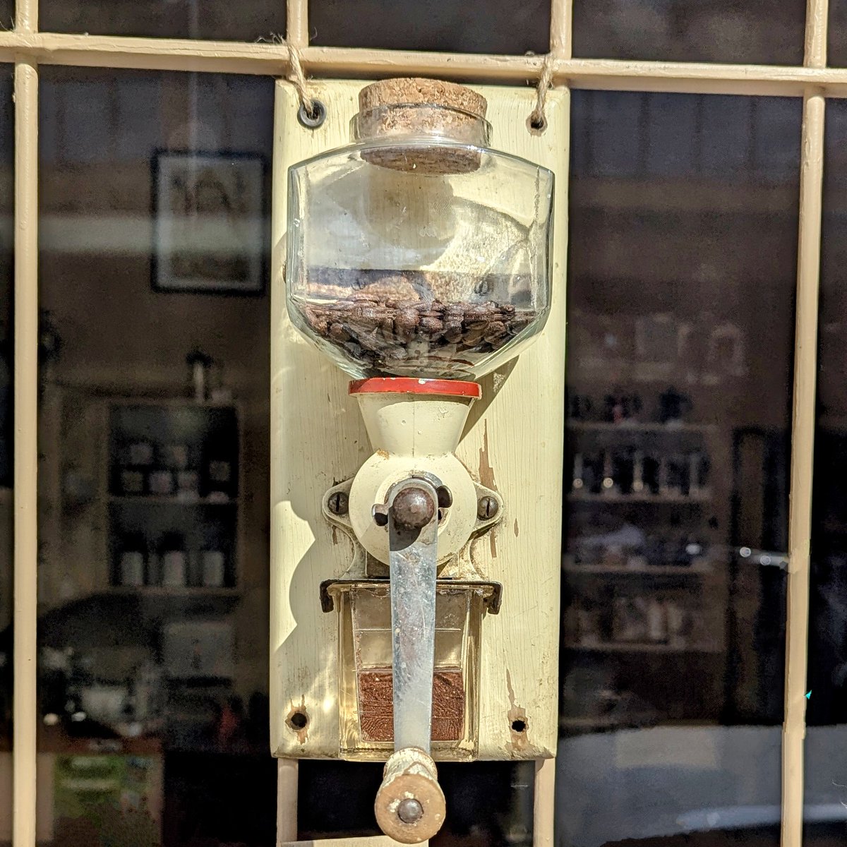 liberec_praz's tweet photo. Jak se Vám líbí nový přírůstek do výlohy?
Mlýnek na kávu od Saské firmy Leinbrock
#kava #coffee #kawa #cafe #kaffee #coffeetime #prazirna #roastery #coffeeshop #libereckykraj #liberec #libereckaprazirna #visitliberec #vune #kavy #mlynek #grinder https://t.co/3HuFvScA7S