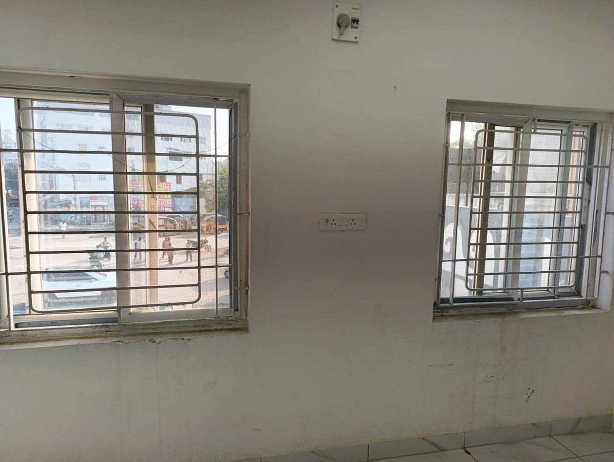 impavan1's tweet photo. @drmvijayawada @RailwaySeva @SrDCMBZA Yesterday again, I took d RR at GDV. I still don't see any curtains to the windows. My last complaint went un answered. Also, d washroom was in pathetic condition. The RR was not cleaned at all.  When can ds be fixed? @SCRailwayIndia @gmscrailway https://t.co/sQpnkqcDv6