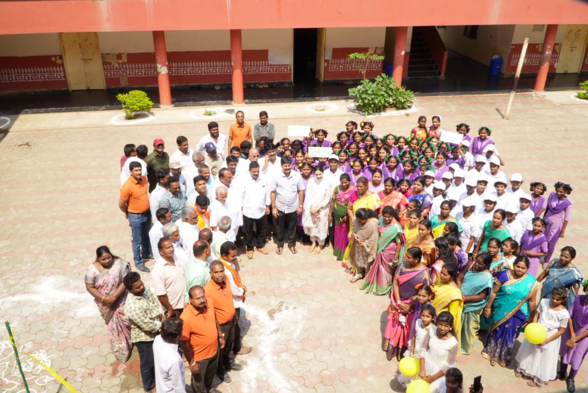 MuppidiOfficial's tweet image. అవంతి ఫీడ్స్ అధినేత ఇంద్రకుమార్ గారు, కూటమి నాయకులు, అధికారులు, ఉపాధ్యాయులు పాల్గొనడం ఆనందంగా ఉంది.

ప్రతి గ్రామ అభివృద్ధే మా లక్ష్యం. మీ ఆశీస్సులు, ఆదరణ ఎప్పటికీ మా బలం!

#KovvurDevelopment #MuppidiVenkateswaraRao #PublicWelfare #NREGS #KovvurConstituency