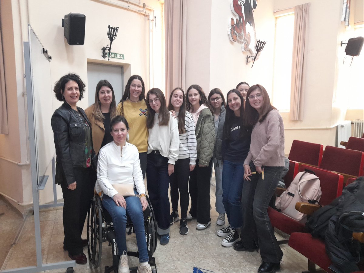 prevendrogayec's tweet photo. Ayer concluimos en el IES J. MARTÍNEZ RUIZ (AZORÍN) los talleres de prevención de adicciones del Centro Municipal de Servicios Sociales de Yecla dirigidos al alumnado de 3º curso de secundaria. En la última sesión, nos acompañó Montserrat Ortega Soriano, voluntaria del programa. https://t.co/CbyY77gfQe