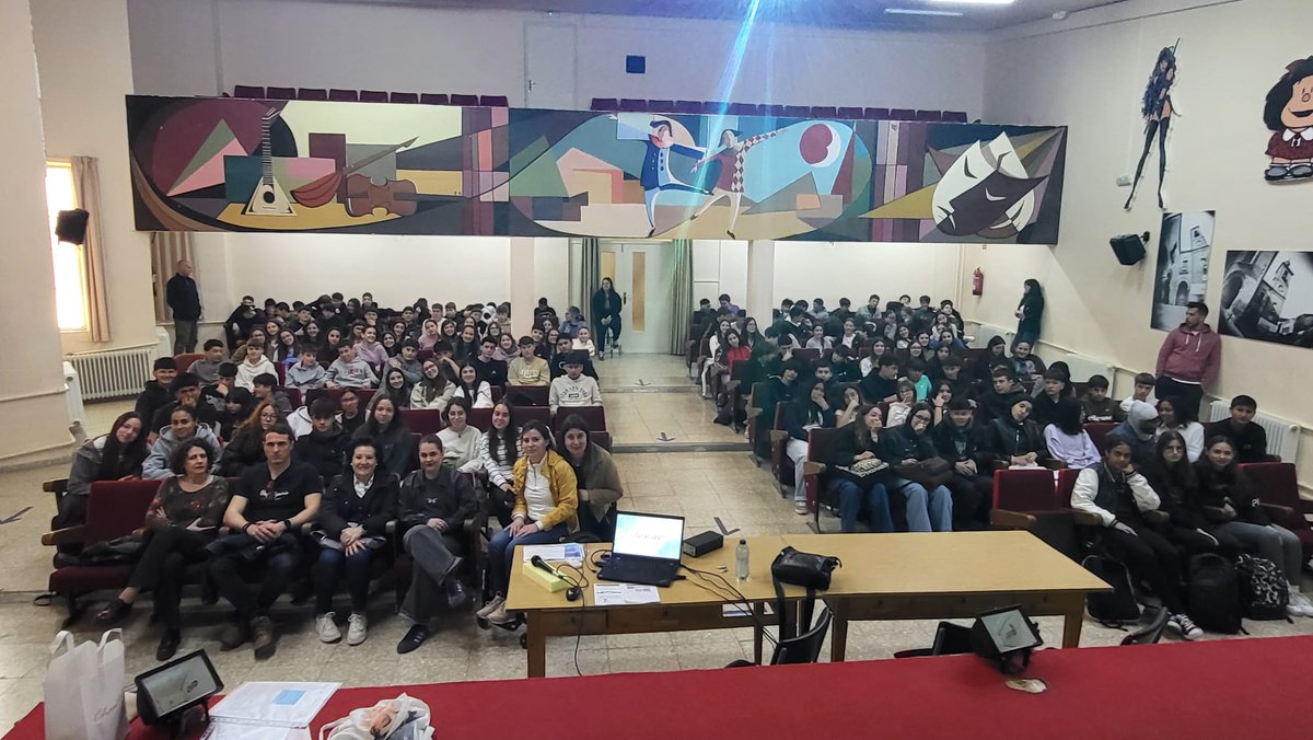 prevendrogayec's tweet photo. Ayer concluimos en el IES J. MARTÍNEZ RUIZ (AZORÍN) los talleres de prevención de adicciones del Centro Municipal de Servicios Sociales de Yecla dirigidos al alumnado de 3º curso de secundaria. En la última sesión, nos acompañó Montserrat Ortega Soriano, voluntaria del programa. https://t.co/CbyY77gfQe