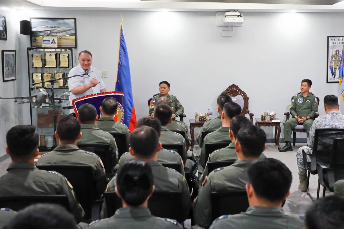 dndphl's tweet photo. #DNDPHL Sec. Gilberto C. Teodoro, Jr. visited Basa Air Base in Floridablanca, Pampanga on April 9, 2025, and engaged in a dialogue with the troops of the 5th Fighter Wing, Air Defense Command of the Philippine Air Force. 🇵🇭 ✈️

Full story 👉 https://t.co/wS46pEiktY https://t.co/JZN26Ng8kx