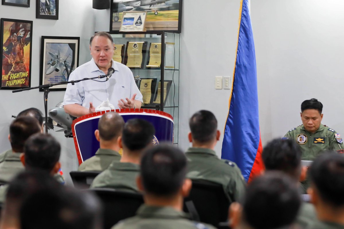 dndphl's tweet photo. #DNDPHL Sec. Gilberto C. Teodoro, Jr. visited Basa Air Base in Floridablanca, Pampanga on April 9, 2025, and engaged in a dialogue with the troops of the 5th Fighter Wing, Air Defense Command of the Philippine Air Force. 🇵🇭 ✈️

Full story 👉 https://t.co/wS46pEiktY https://t.co/JZN26Ng8kx