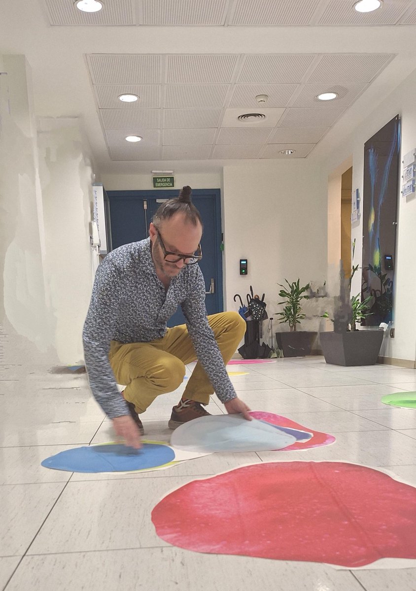 Fund_CIEN's tweet photo. Recibimos la visita de @danielbagnon con su impactante proyecto @frombubbledb, una propuesta de arte contemporáneo que explora la conexión entre el cerebro humano y la sociedad. Nos ha dejado una intervención que invita a reflexionar.¡Gracias por compartir arte y conciencia!🧠🎨 https://t.co/y5vKPjtzYR