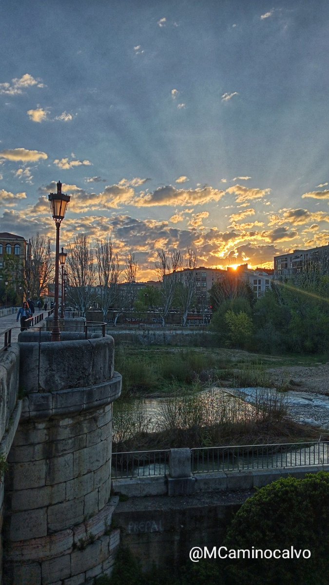 MCaminocalvo's tweet photo. Primeros rayos de luz de hoy jueves.
Buenos días 
📷: León https://t.co/WwoYBMGx9W