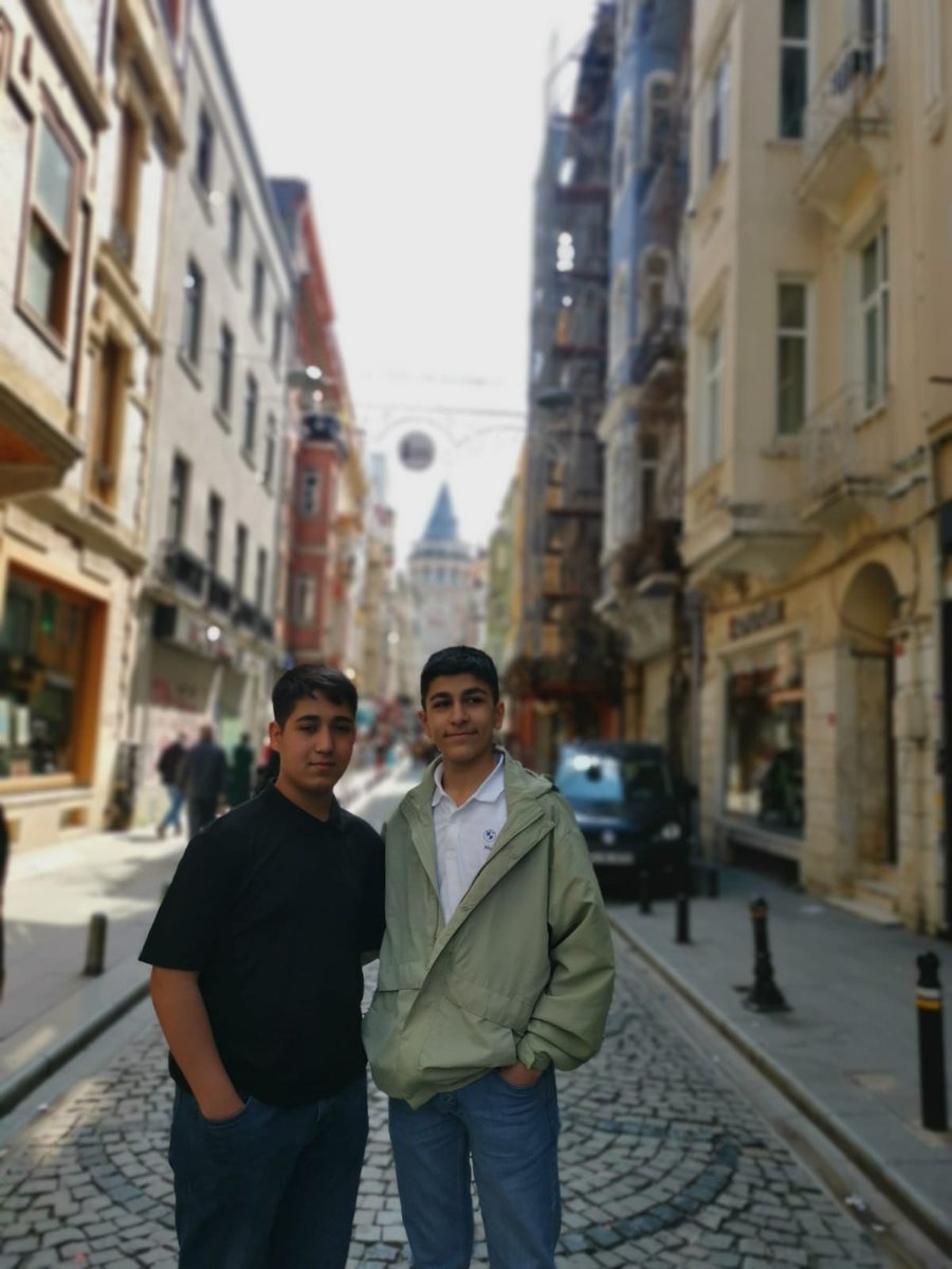 Bunu tüm detayları koruyacak
Şekilde Ghibli studio tarzına dönüştür